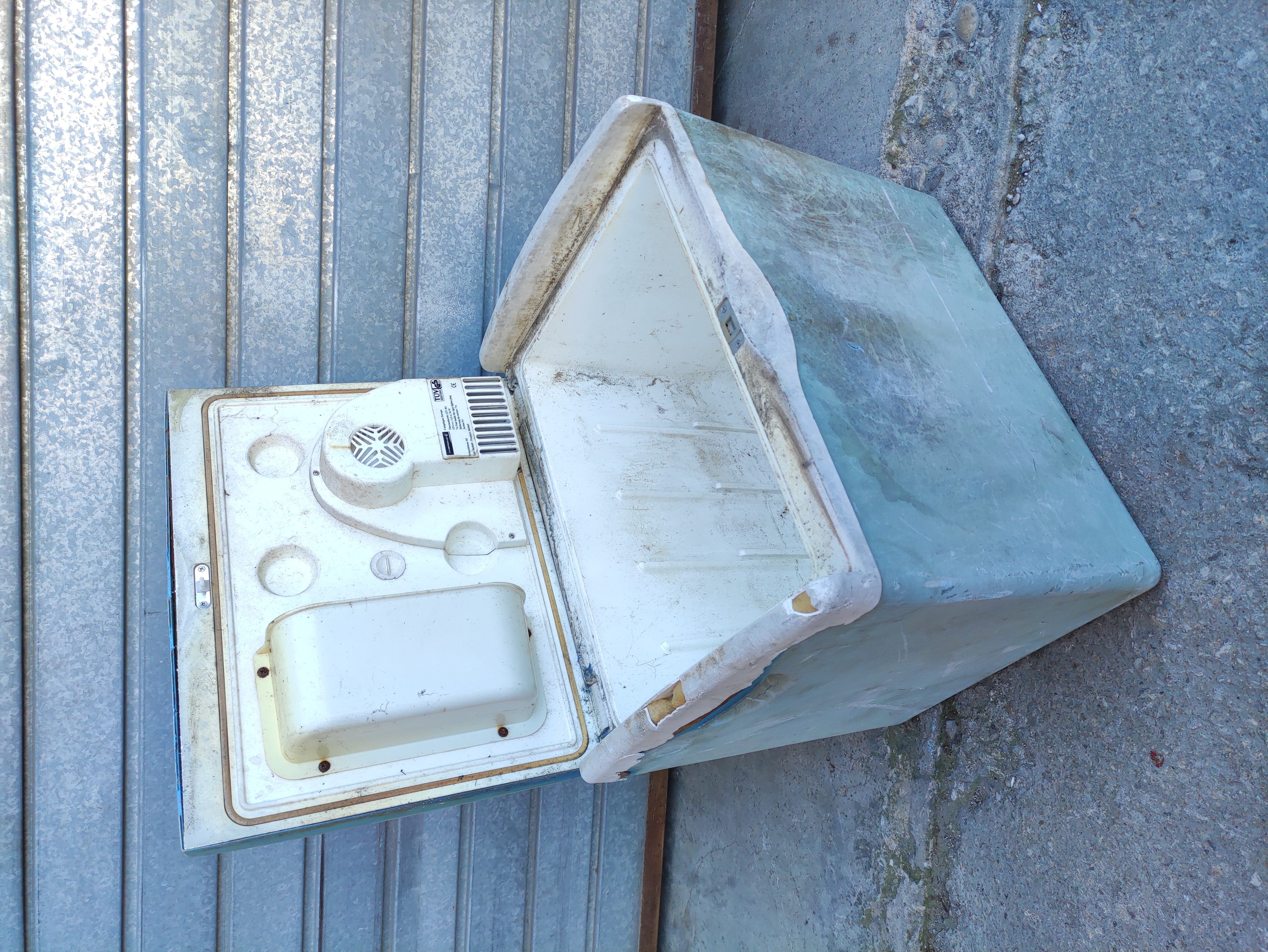 nevera camping plastico desgastado 43x48x36 1u